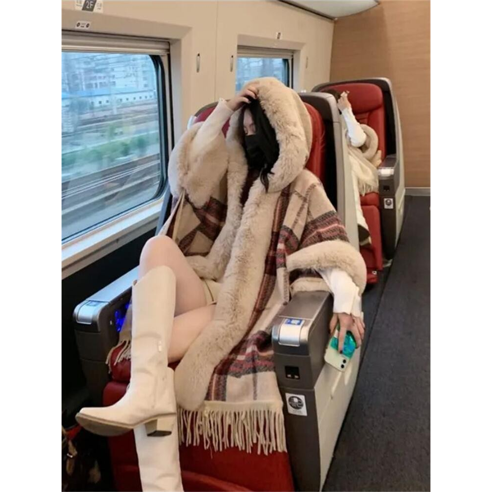 2025年秋冬季新款复古格纹披肩设计感小众毛茸茸慵懒风斗篷外套女