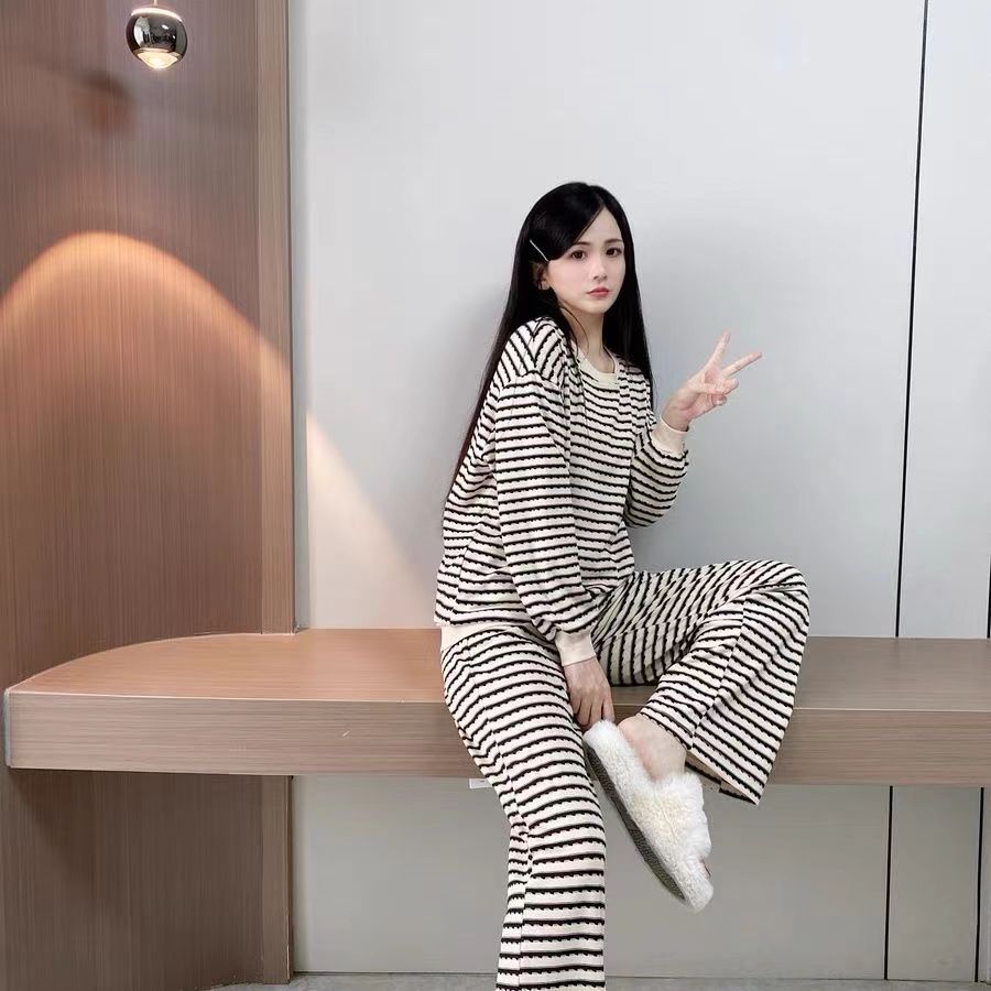 睡衣女士条纹圆领长袖长裤宽松版大码家居服时尚套装外穿秋冬学生