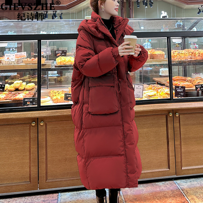 纪诗哲红色白鹅绒羽绒服女冬2025年新款时尚连帽宽松过膝长款外套