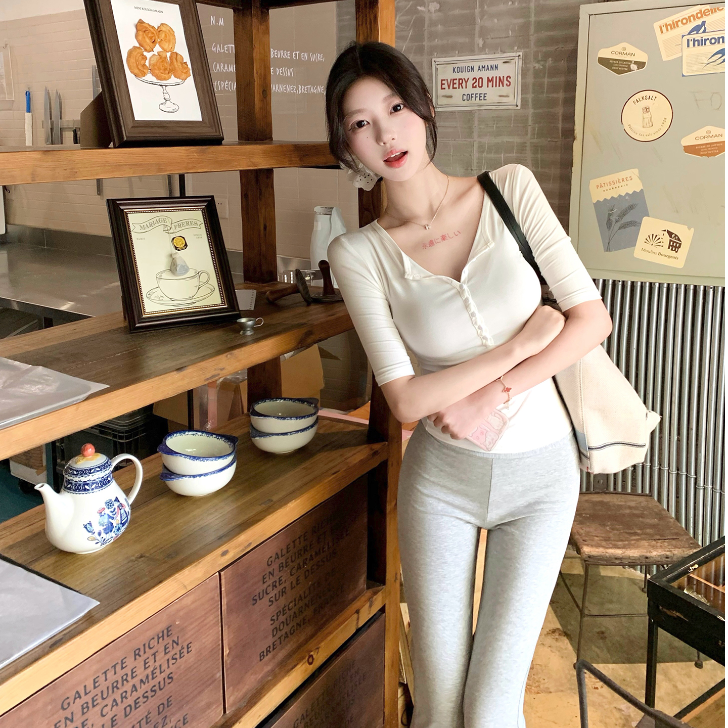 2025新款纯欲修身收腰显瘦中袖T恤女纽扣辣妹V领上衣   8252