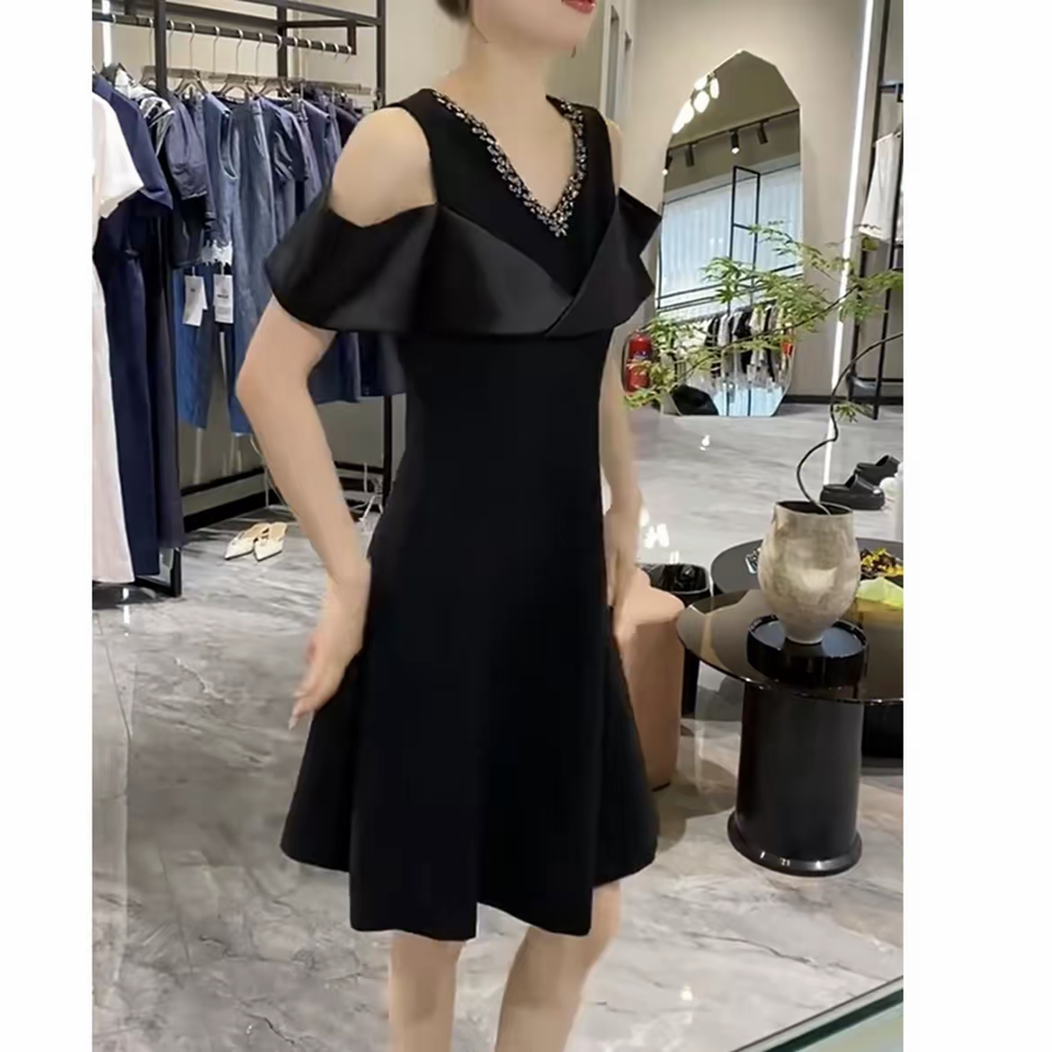 法式高级感连衣裙女2025夏季新款时尚收腰显瘦镶钻露肩V领裙子潮