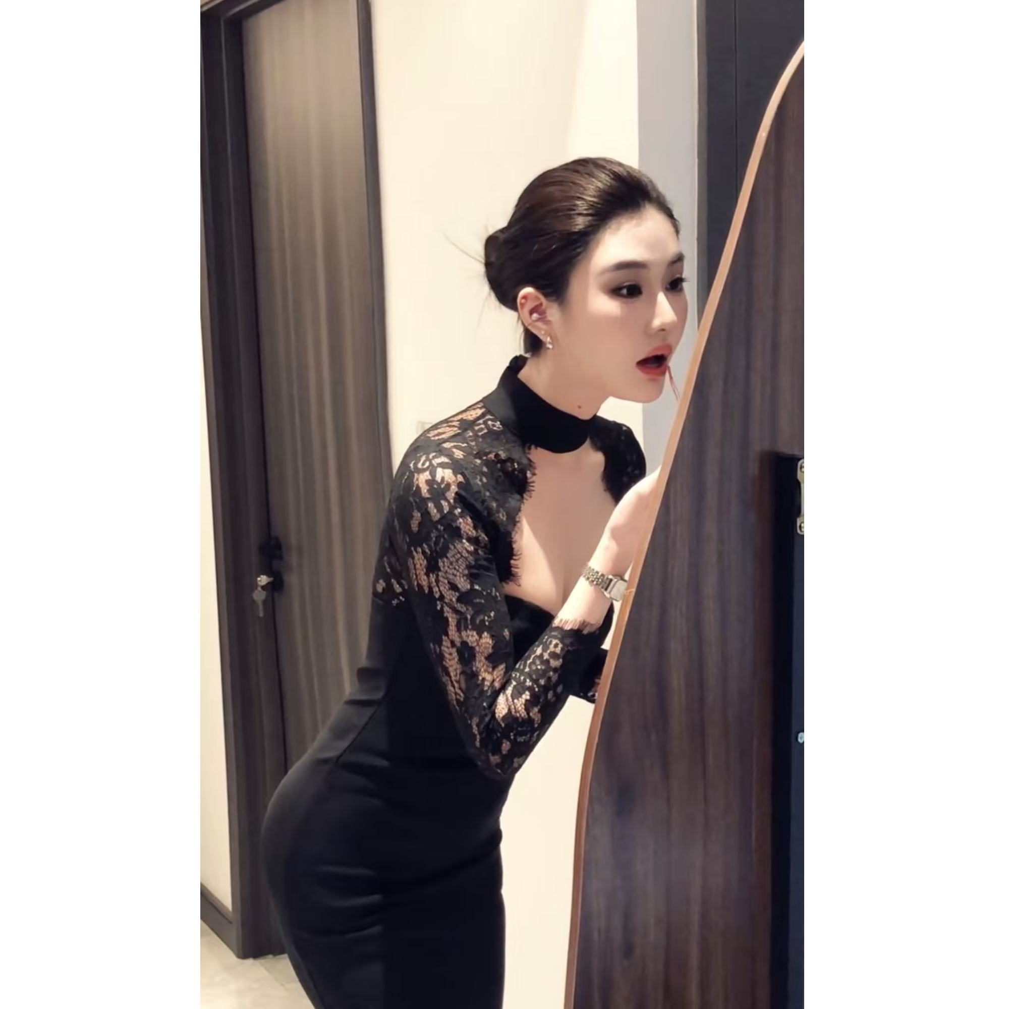 纯欲性感蕾丝拼接长袖连衣裙春季2025新款挂脖镂空御姐显瘦包臀裙