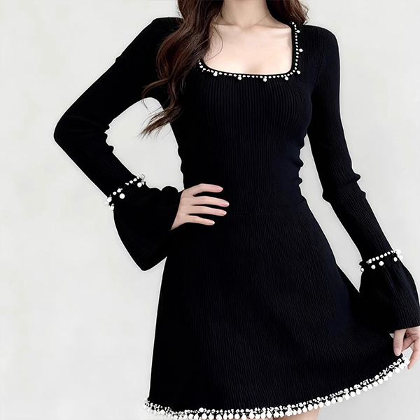 大码精致黑色方领长袖秋冬新款小众洋气减龄显瘦钉珠连衣裙女619