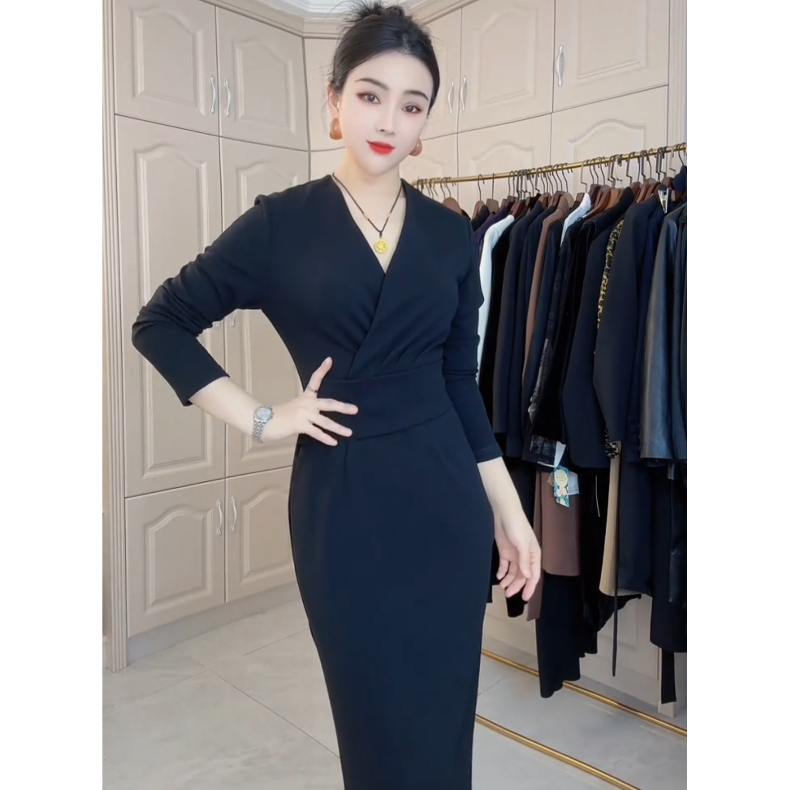 高级感轻奢优雅修身显瘦连衣裙减龄V领高腰线打底包臀裙子女24102