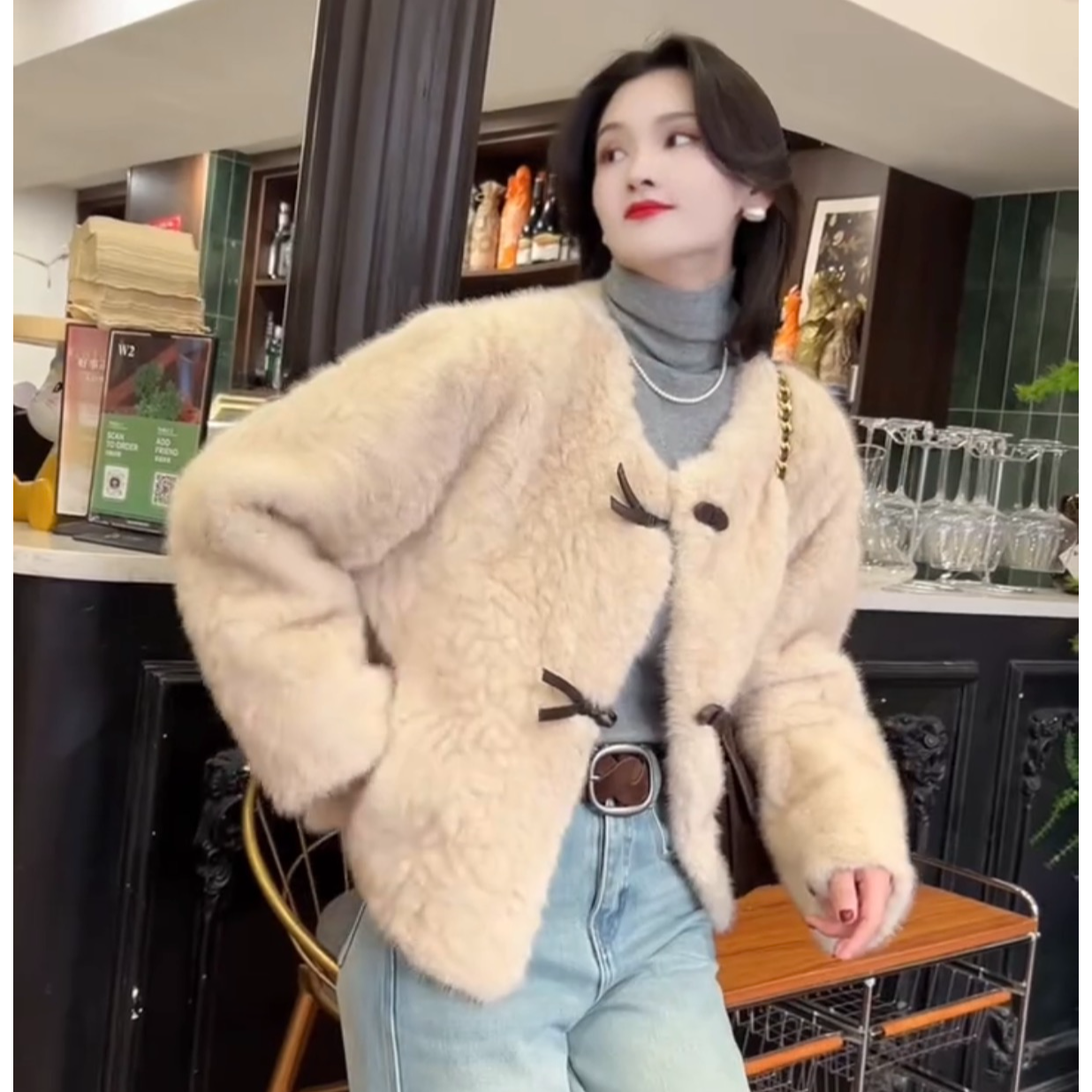 2025冬季韩系设计感毛毛短外套女装短款时尚洋气超好看保暖上衣