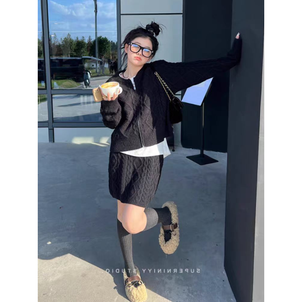 韩版时髦毛衣套装女秋冬休闲百搭宽松半拉链麻花针织衫短裙两件套