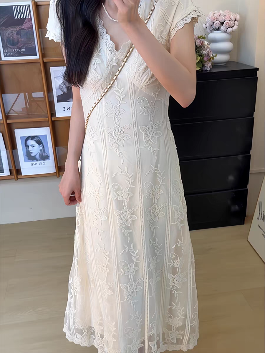 法式V领刺绣蕾丝连衣裙夏季收腰显瘦温柔风初恋茶歇公主裙