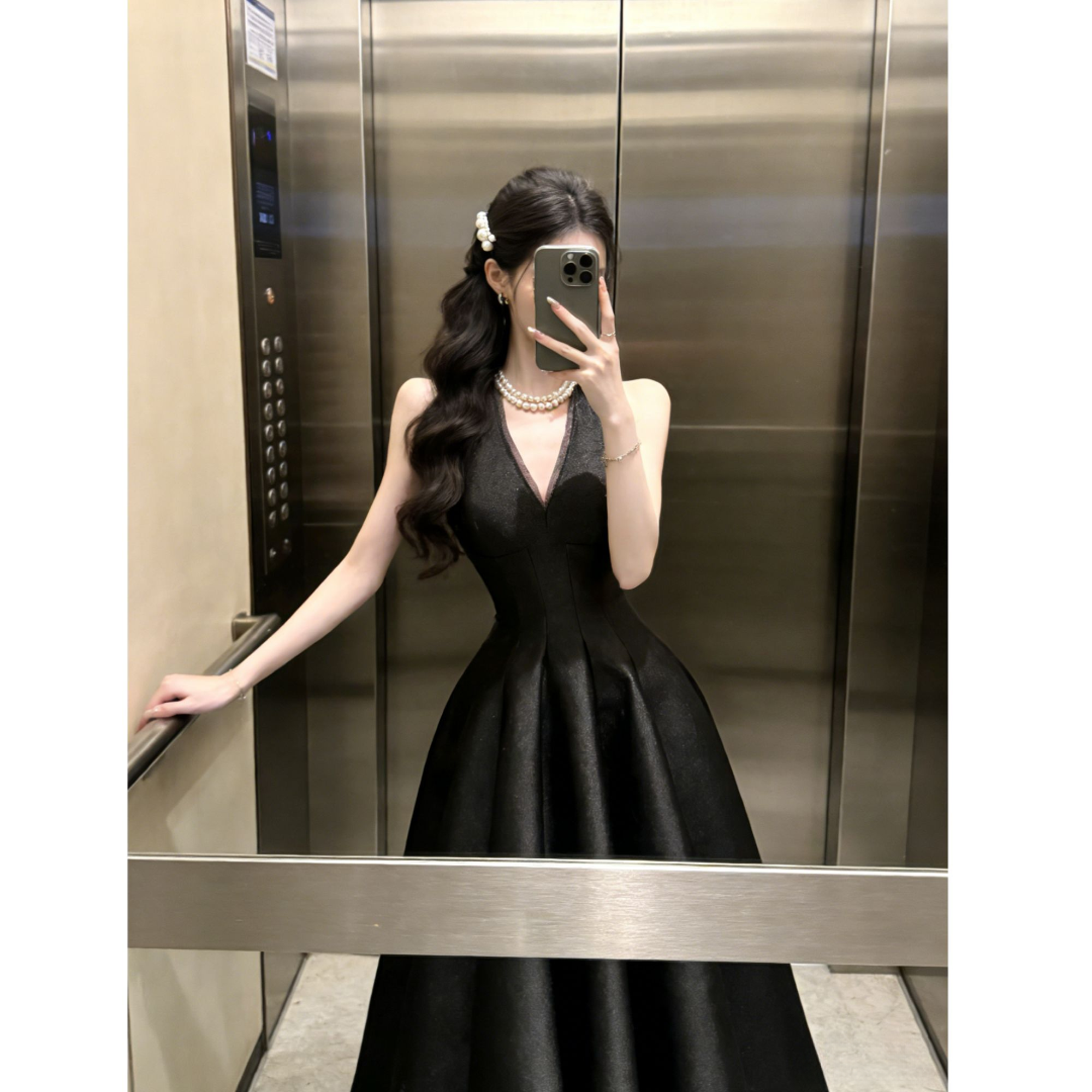 御姐挂脖连衣裙女2025冬季新款时尚露背a字裙长裙高级感小众裙子