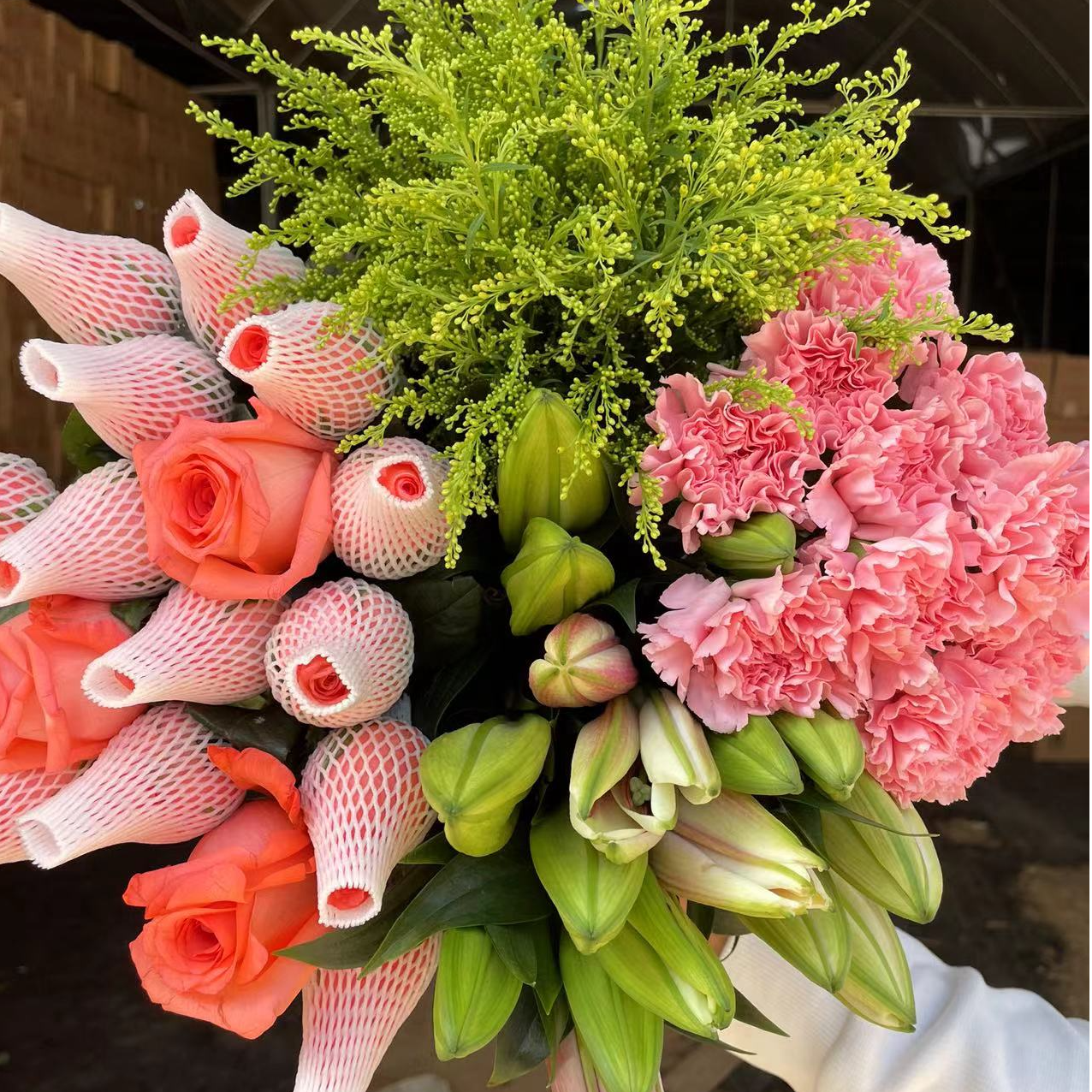 【爆款福利】粉玫瑰10只+百合5朵+康乃馨10只+配草5枝云南昆明鲜花