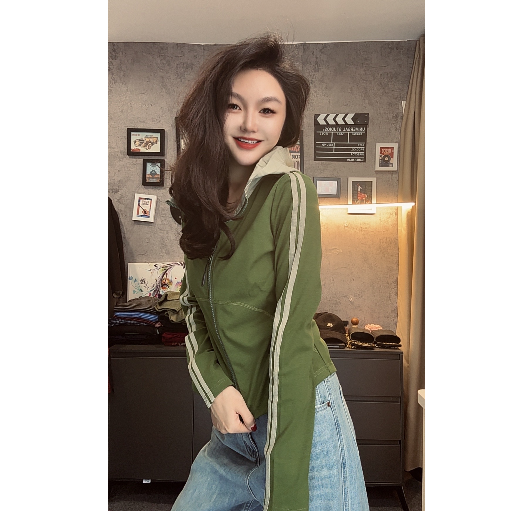 高弹力精梳棉撞色连帽拉链卫衣女修身显瘦袖子织带设计休闲上衣