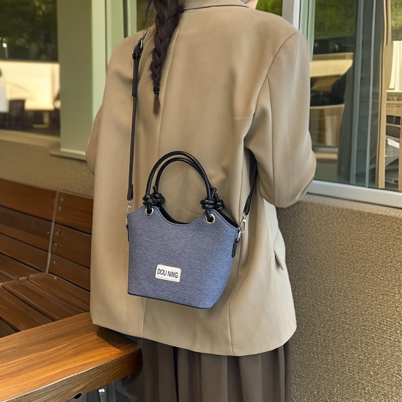 2025新款轻奢小众高级感斜挎包超火撞色牛仔布菜篮子水桶包包女式