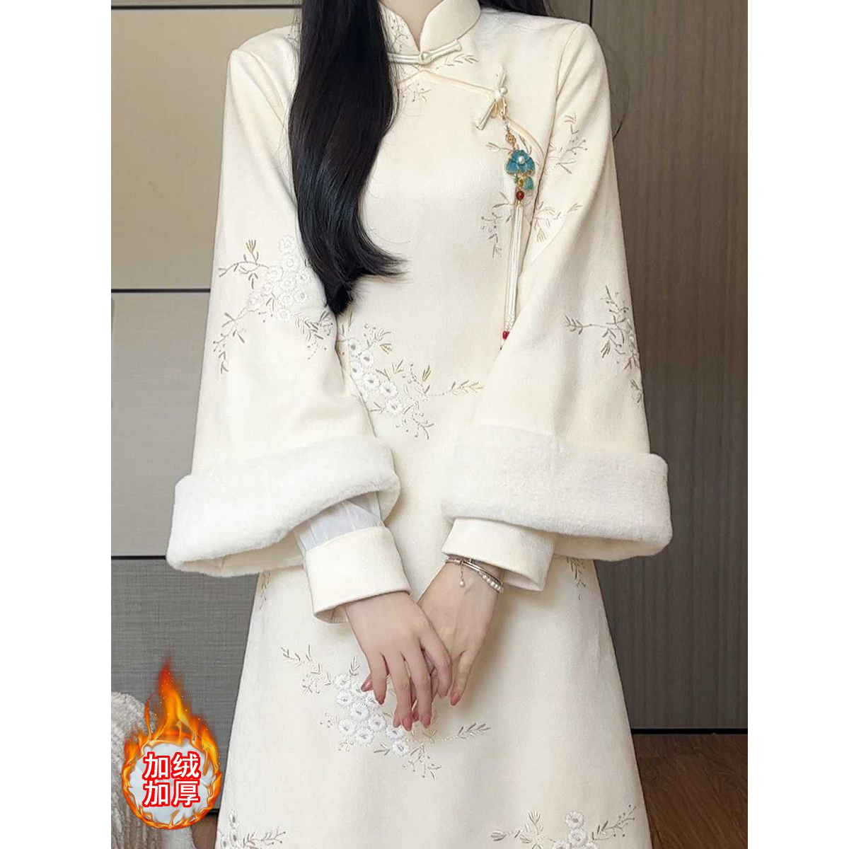 2025冬季新款米白绣花加绒保暖改良旗袍倒大袖复古风日常款连衣裙