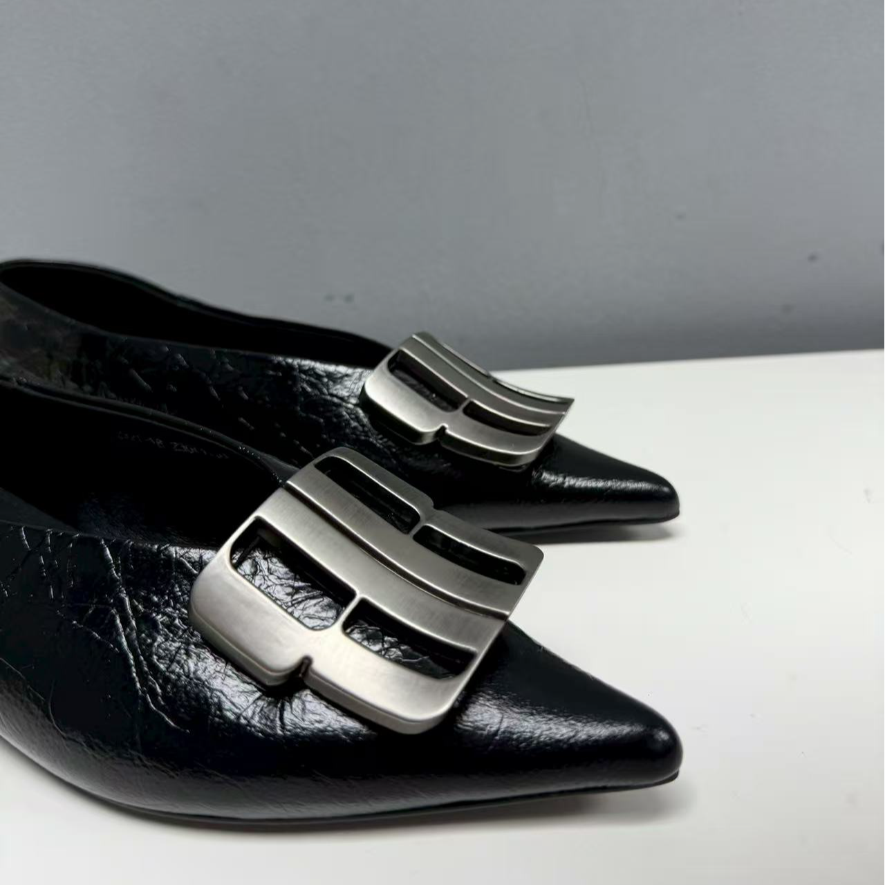 2025年秋冬新款时尚休闲尖头百搭平底手抓褶皱常规轻职风女士黑色