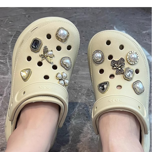 适配卡骆驰洞洞鞋鞋花配饰巴洛克风格原创电梯少女DIY高级感鞋扣