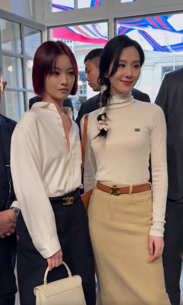刘诗诗同款早秋时尚高级感穿搭高领长袖修身上衣+卡其色长款半裙