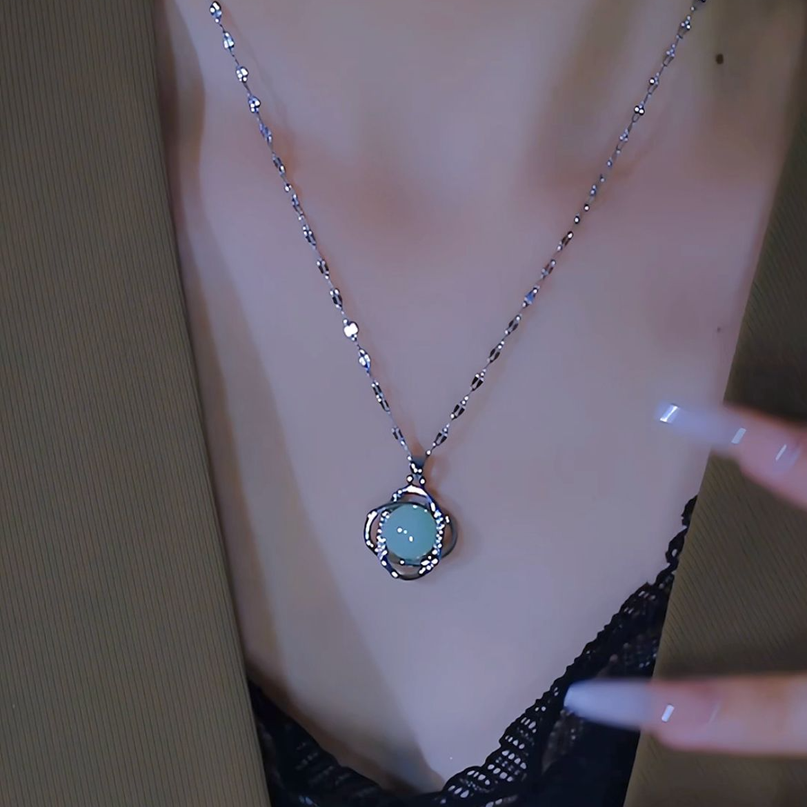 钛钢项链 早秋新款时尚四叶花绿珠项链女气质时尚百搭简约小众