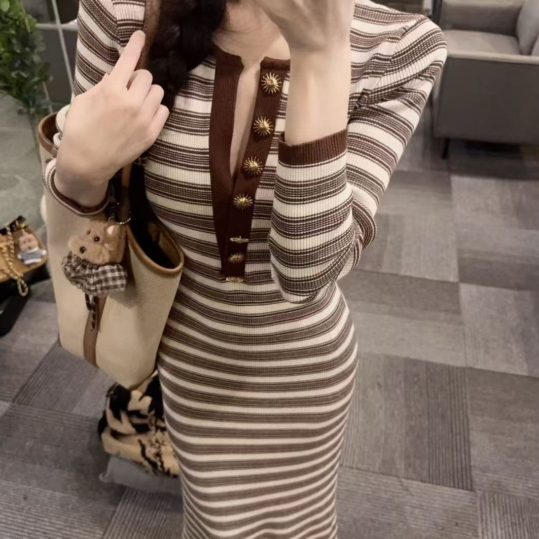 许妍路透撞色条纹v领长袖连衣裙2025款修身包臀长裙