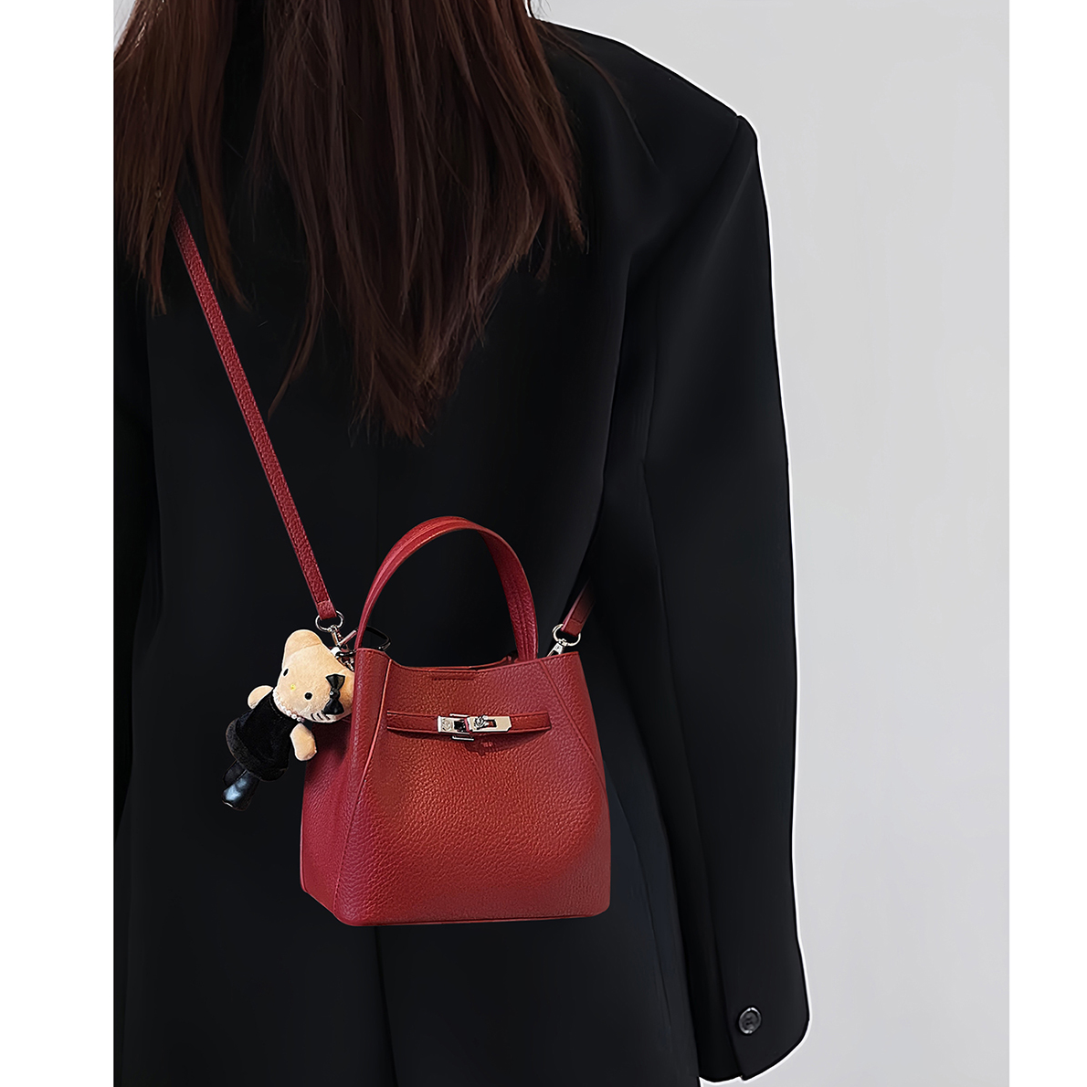 红色秋冬手提水桶包包女爆款2025新款轻奢小众高级感斜挎婚包新娘