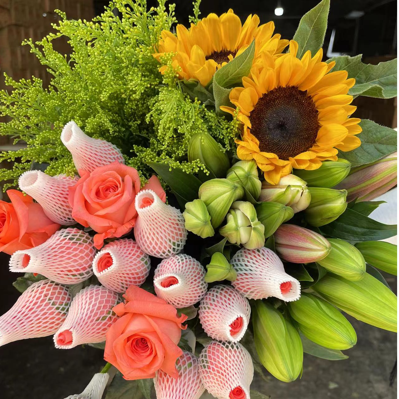 【爆款福利】粉玫瑰10枝+百合5朵+向日葵2枝+草5枝+送鲜花 云南鲜花