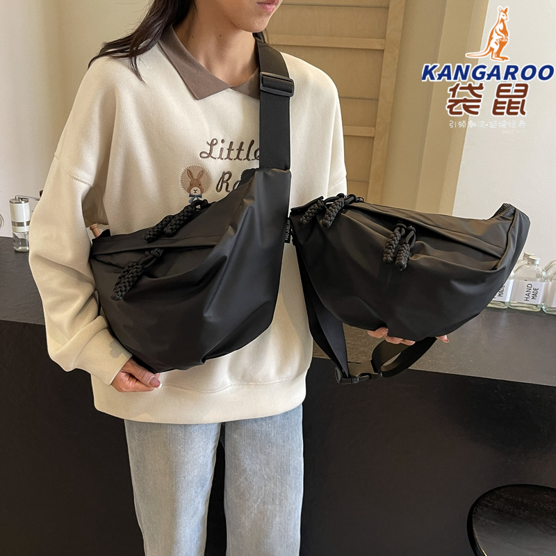 【正品袋鼠】2025新款简约百搭胸包斜跨包休闲通勤轻便时尚健身包