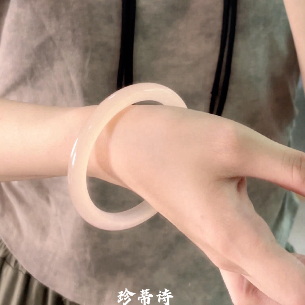 天然藕粉色手镯高冰粉色玉镯子樱花粉叮当镯美人条玛瑙玉髓手镯女