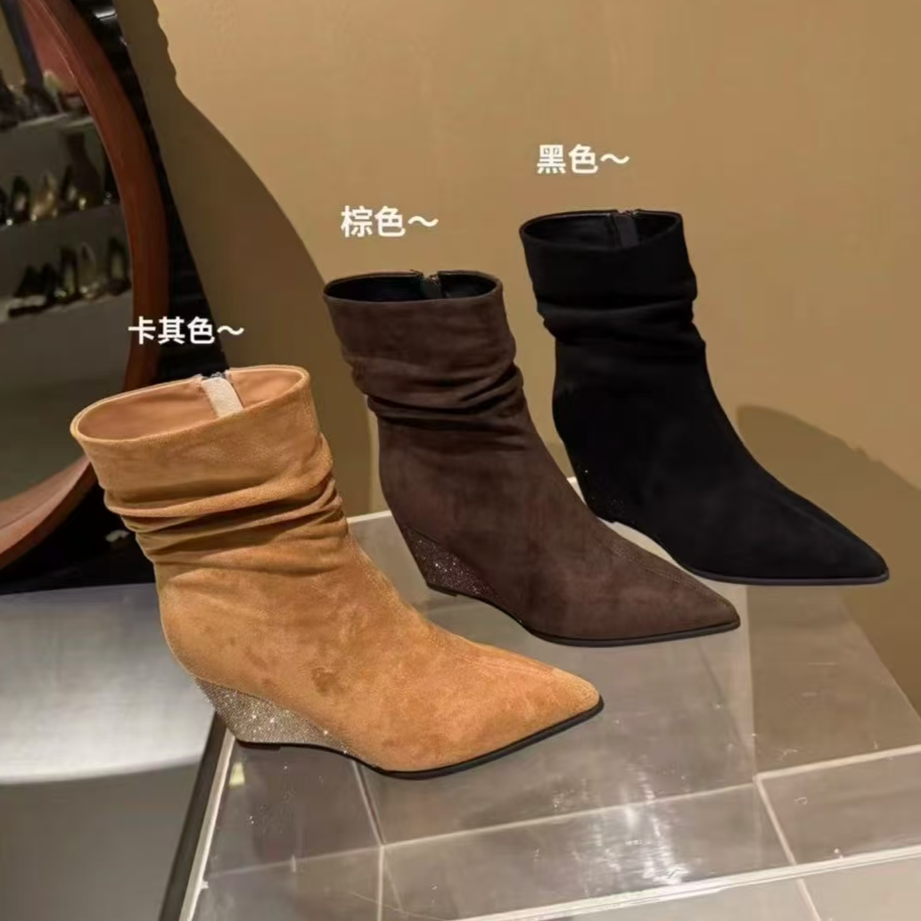 【7公分】百搭质绒面尖头侧拉链褶皱2025初秋坡跟堆堆靴短靴女