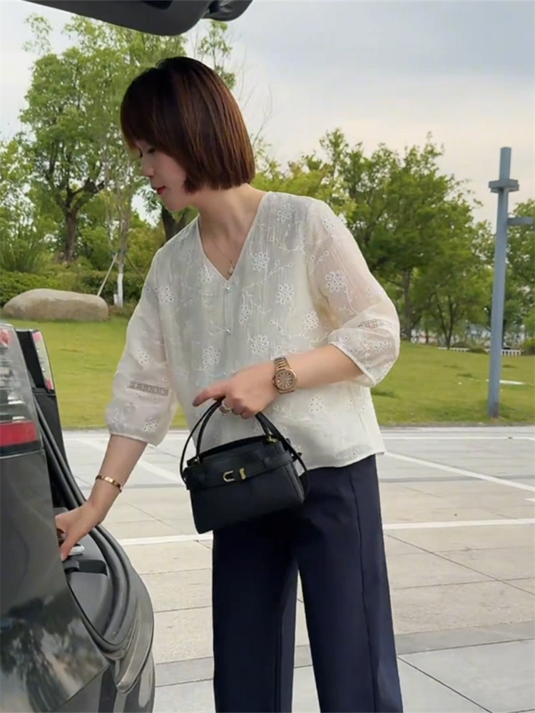 薄款设计感V领七分袖蕾丝衬衫女2025夏季新款时尚显瘦宽松小衫潮