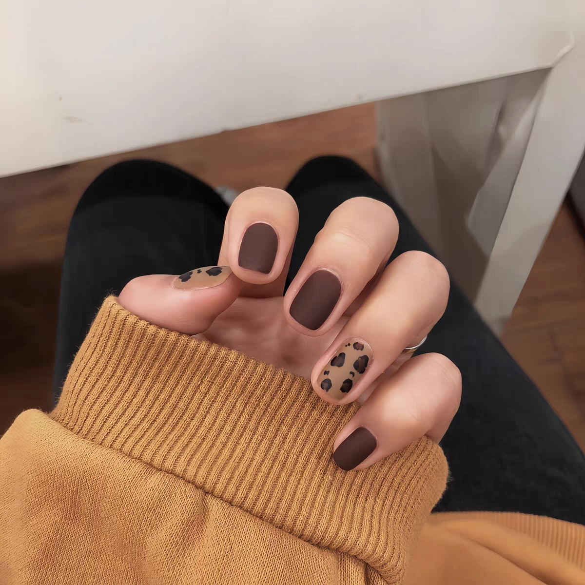 2025年新款手工磨砂豹纹短款穿戴甲显白高级感棕色可拆卸美甲贴片