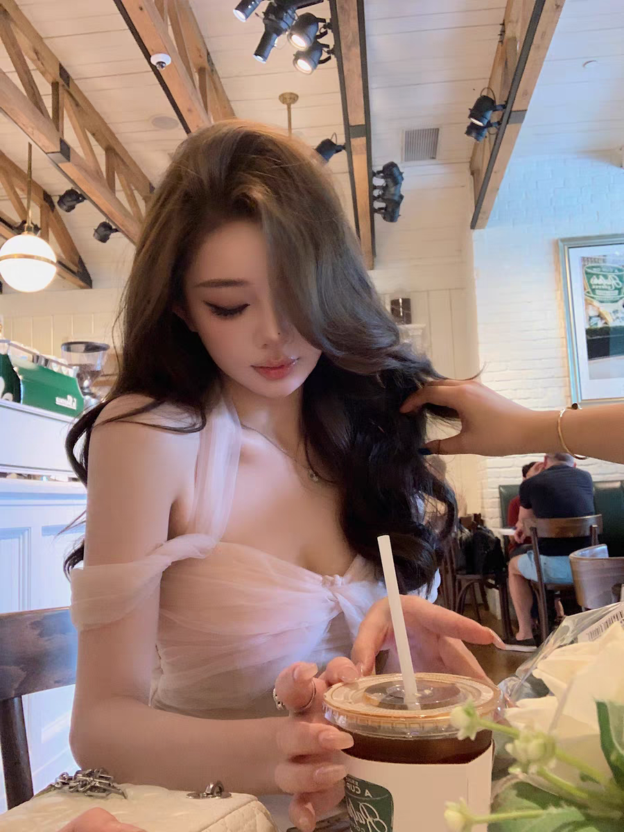 薄雾粉花 蝴蝶结纯欲辣妹性感挂脖吊带背心不规则斜扣修身小脚裤