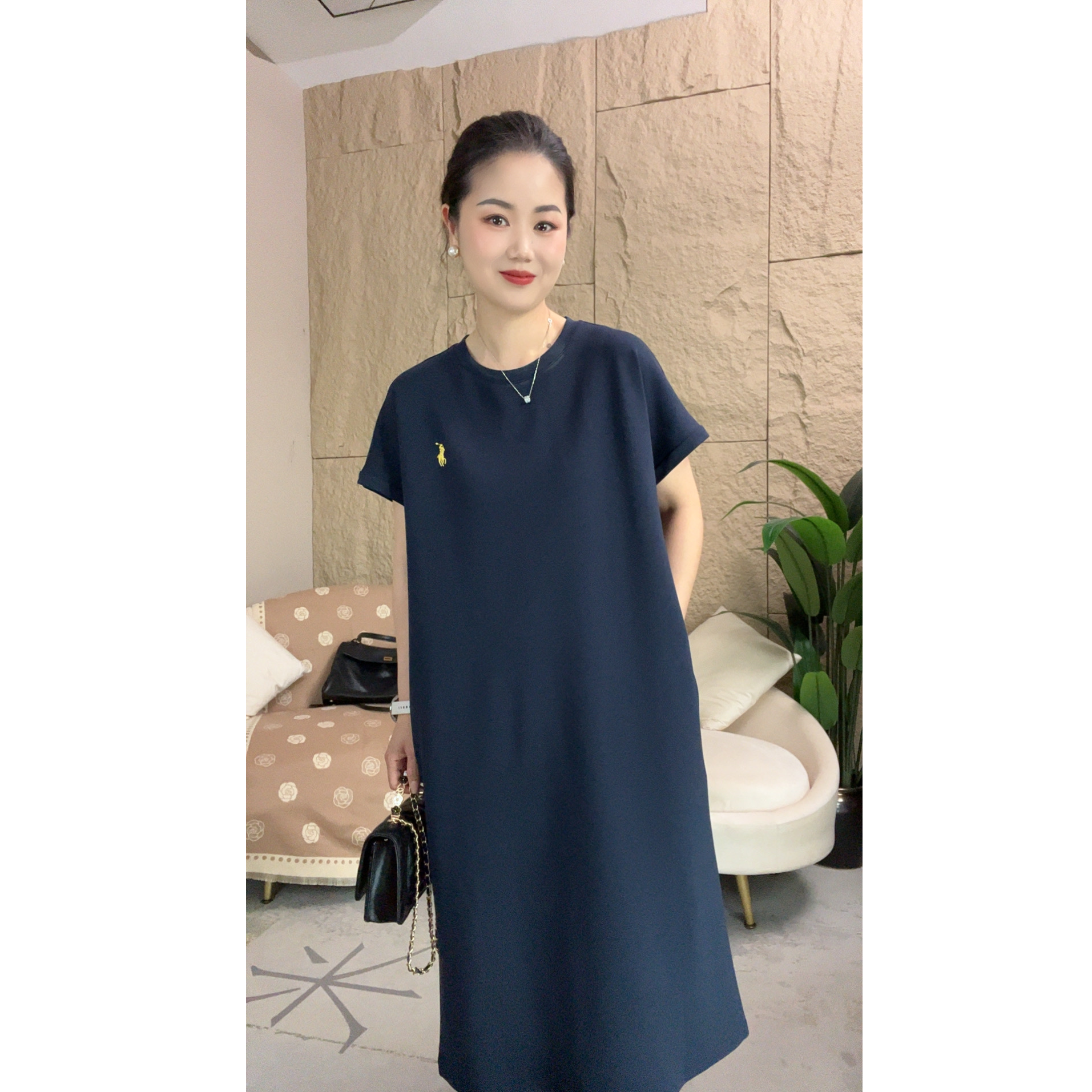 2025夏季新款高品质优雅刺绣女神裙简约大气遮肉显瘦