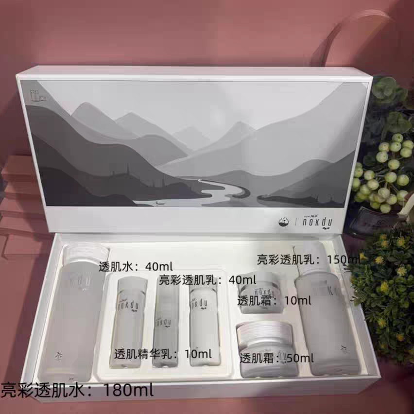 nokdu幻颜亮彩透肌水乳霜礼盒，清爽湿润泽补水保湿，便于肌肤吸收。