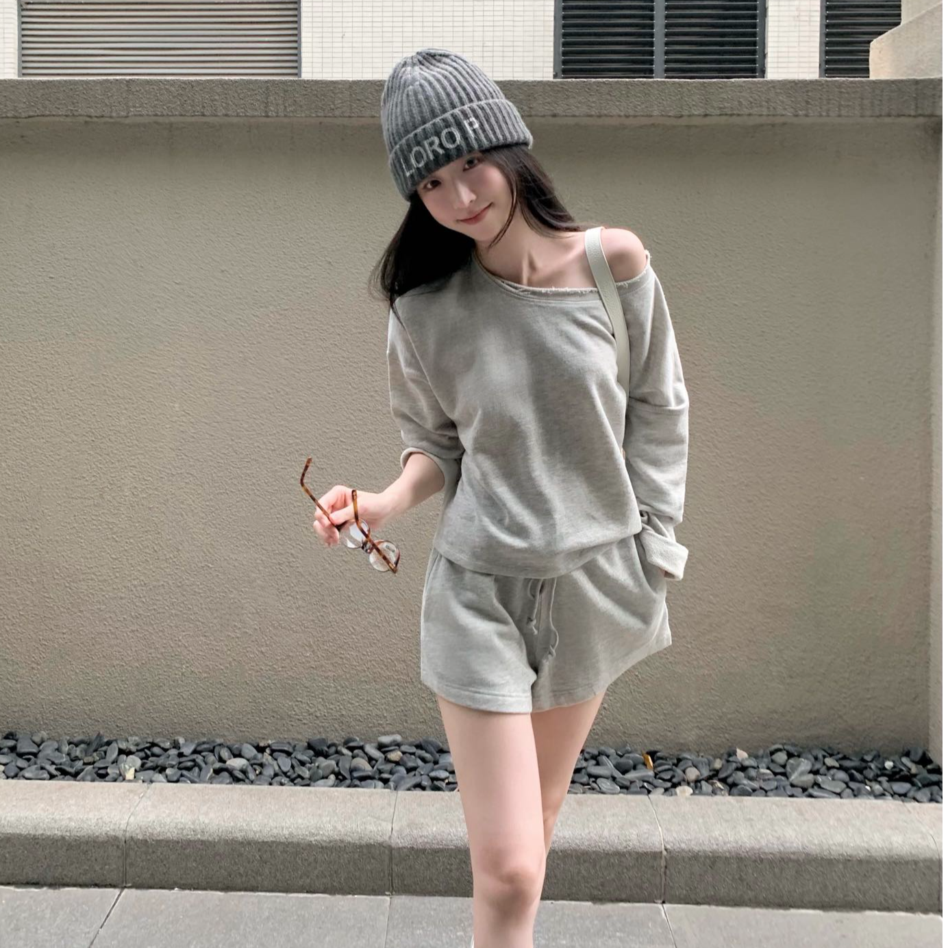慵懒风灰色斜肩套头上衣女装秋季新款休闲时尚短裤2025超火一整套