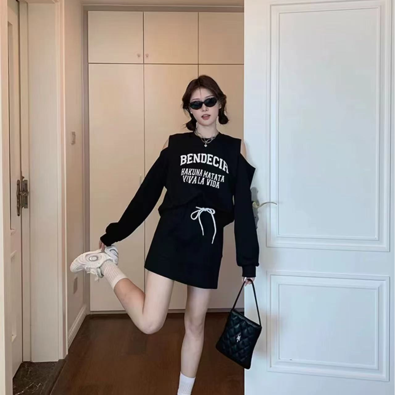 春季休闲字母印花显瘦露肩卫衣+高腰运动短裙两件套套装