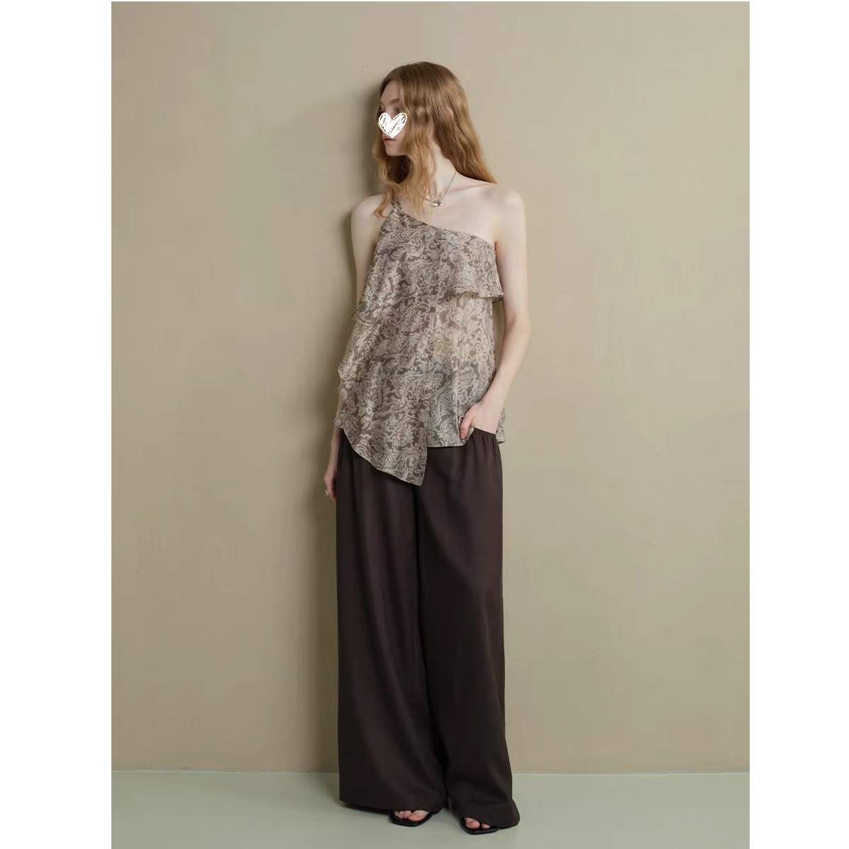 古典腰果花荷叶边斜襟不规则单肩吊带上衣+休闲裤两件套