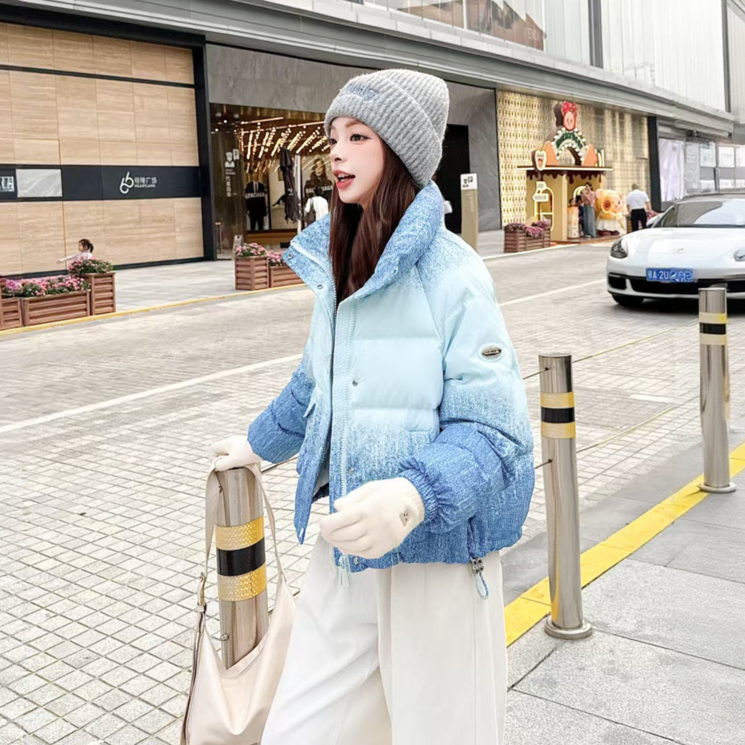 渐变蓝色今年流行超好看爆款羽绒服女短款2025冬新款白鸭绒面包服