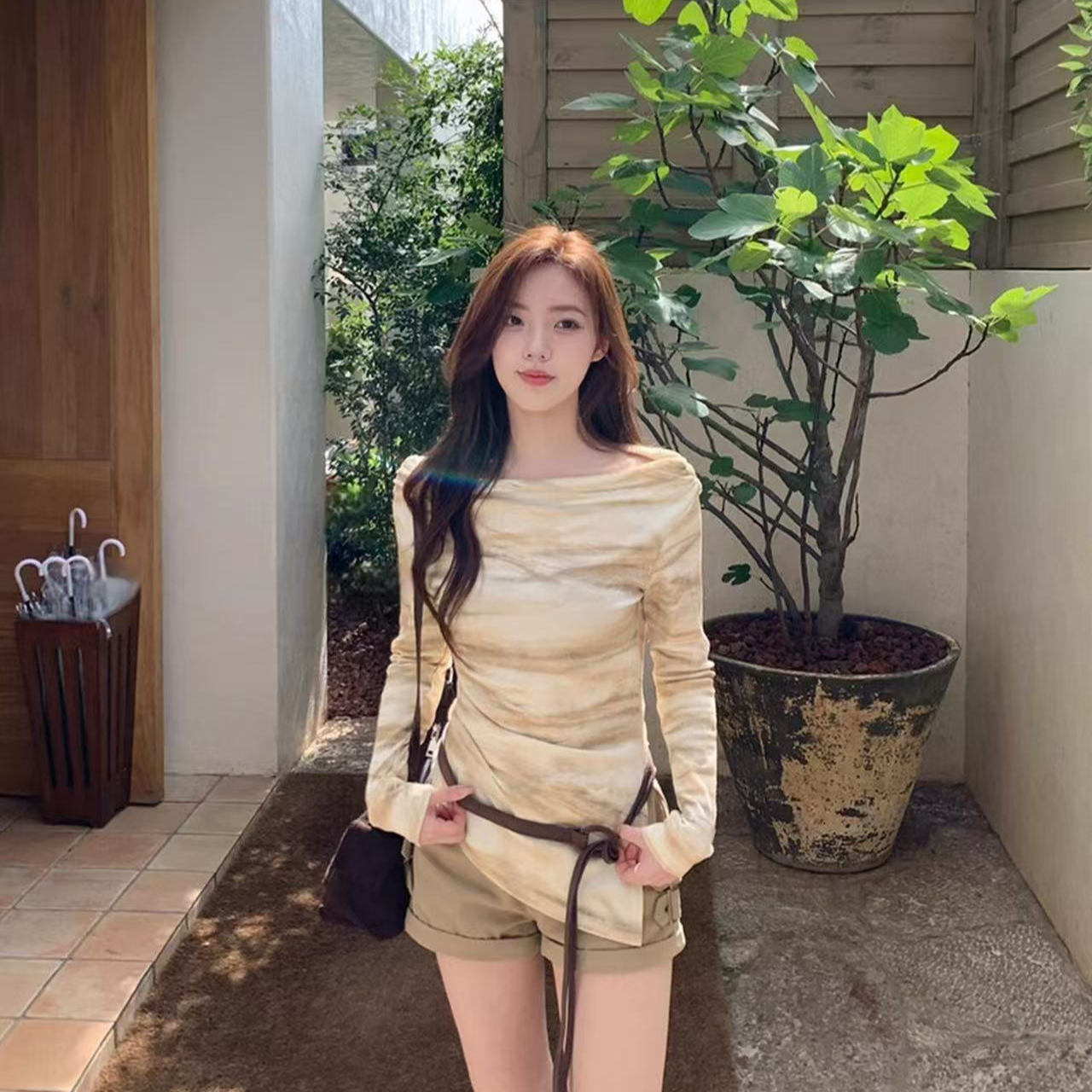 扎染一字肩小衫不规则下摆掐腰设计