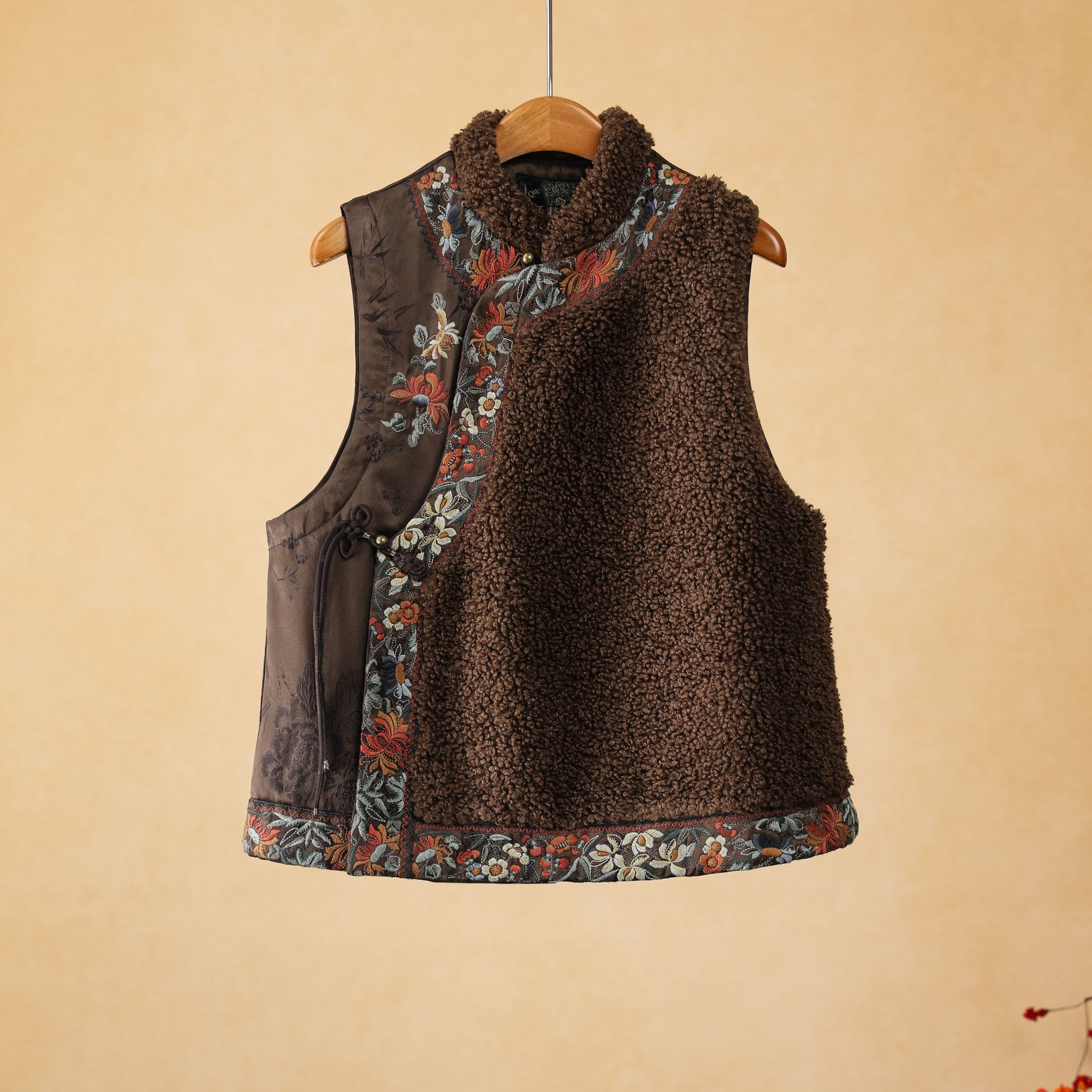 千椿物喜提花刺绣羊羔毛纯手工琵琶扣棉马夹25d403