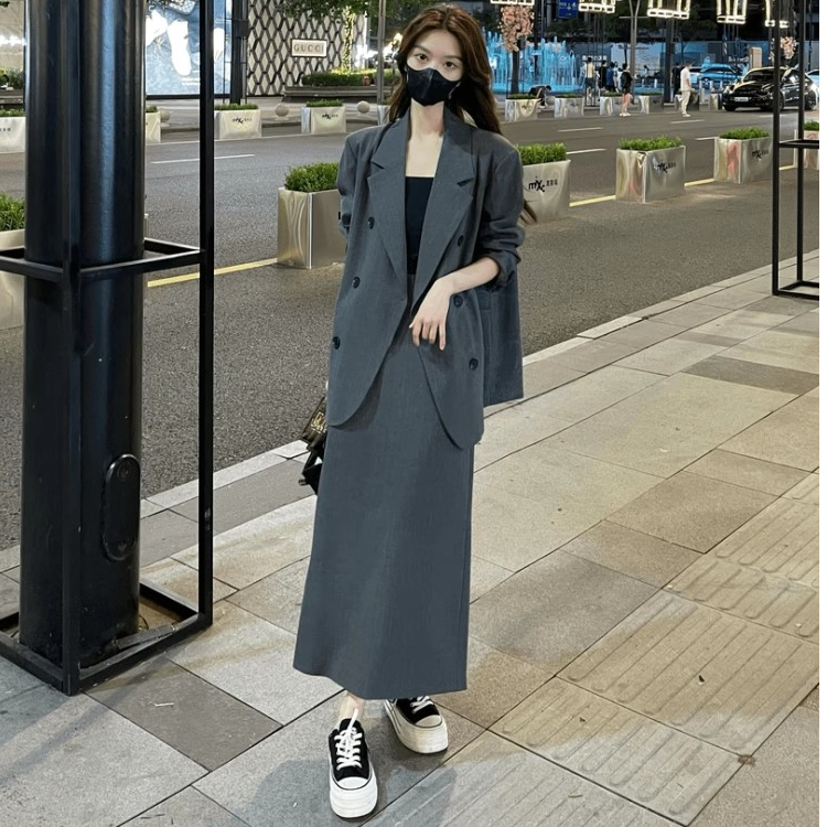 大码高级感灰色西装休闲套装女秋季气质显瘦设计西服半身裙两件套