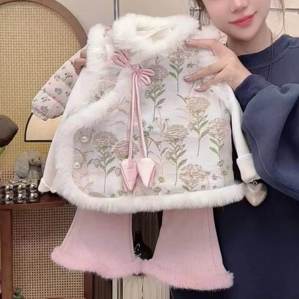 冬季新款女童新中式花朵刺绣加棉背心马甲女宝宝一体绒喇叭裤套装