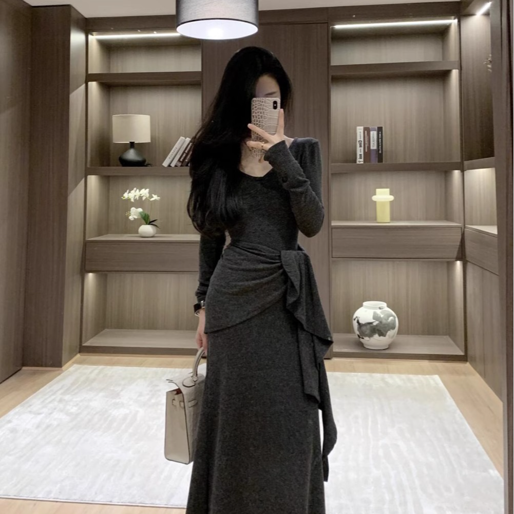 针织连衣裙2025秋季新款法式气质设计感修身显瘦v领包臀长裙女