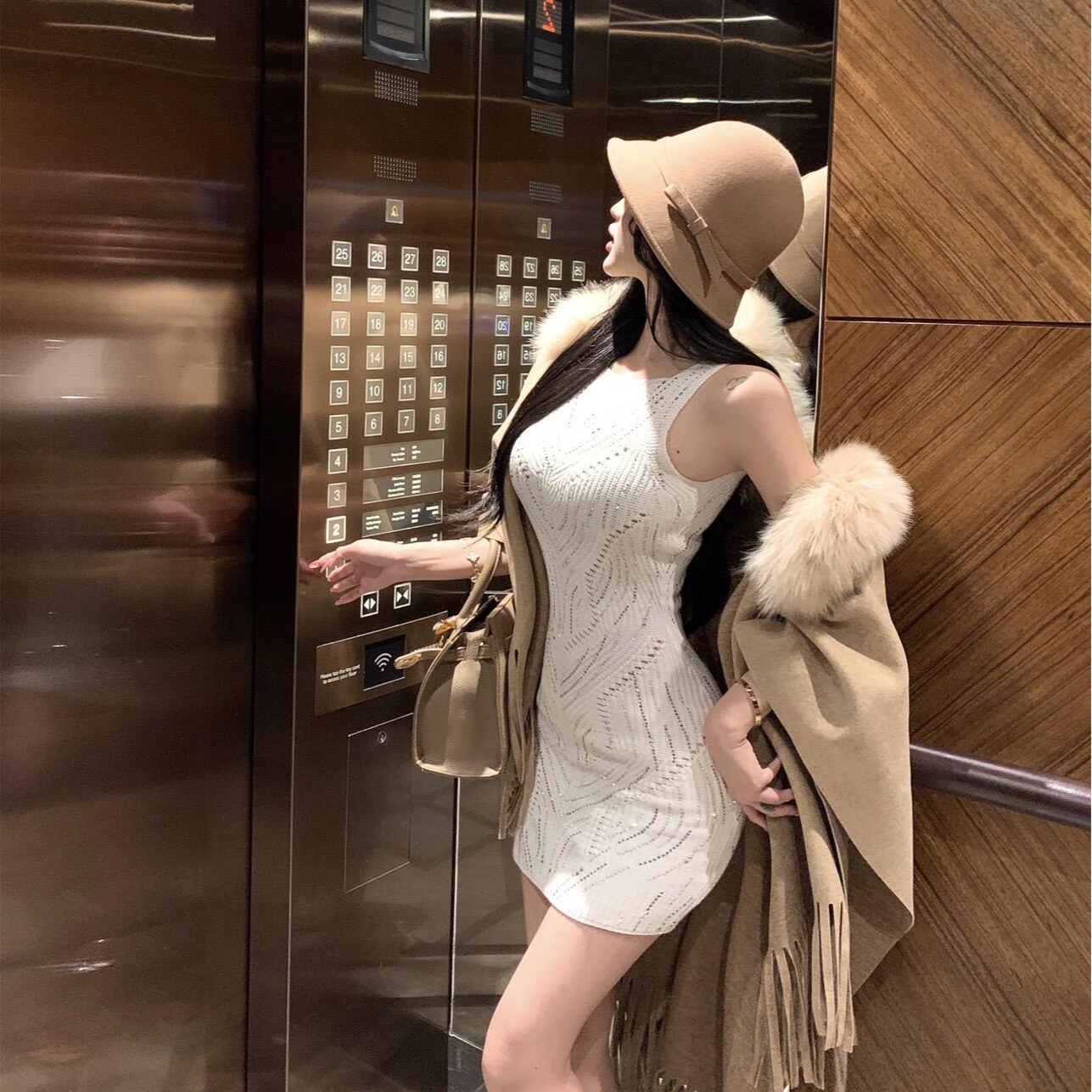 高级感烫钻镂空针织挂脖无袖连衣裙女法式气质包臀裙配毛衣打底裙