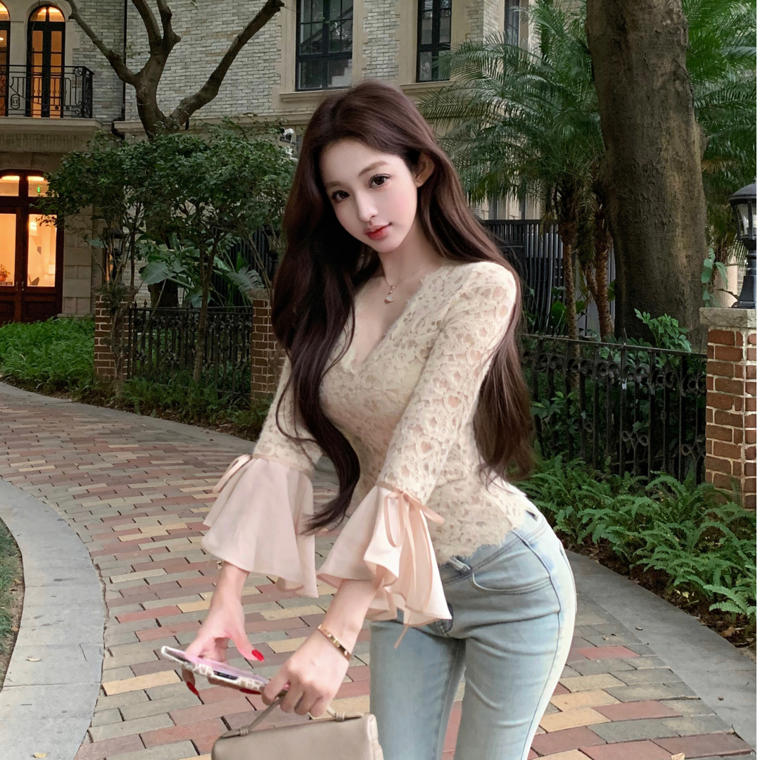 莫泊花信 V领镂空蕾丝绑带花边袖纯欲上衣