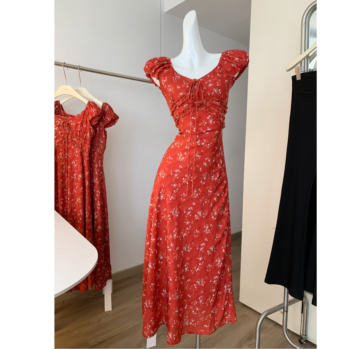 爆款红色碎花连衣裙女夏季法式复古茶歇浪漫修身显瘦长裙子