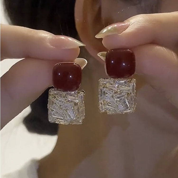 铜合金仿珍珠耳饰 气质闪锆耳钉女精致时尚方形简约小众设计耳环