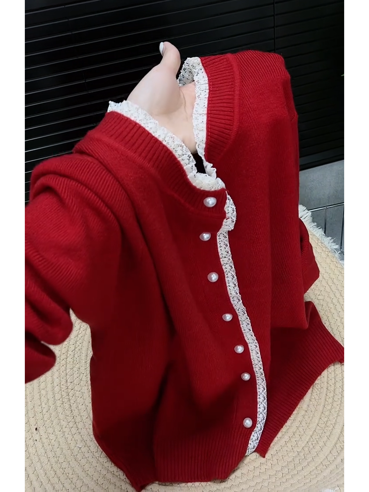 韩系减龄红色蕾丝拼接毛衣女早秋2025新款设计感小众圆领针织开衫