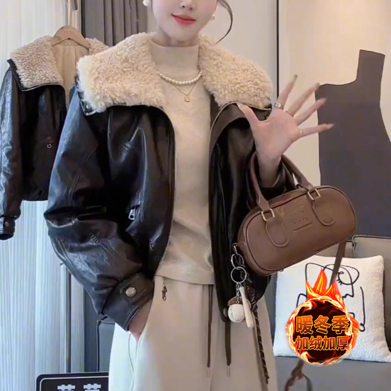 拉夏贝尔时尚加绒皮衣女士2025冬季新款保暖羔羊毛领机车服皮夹克