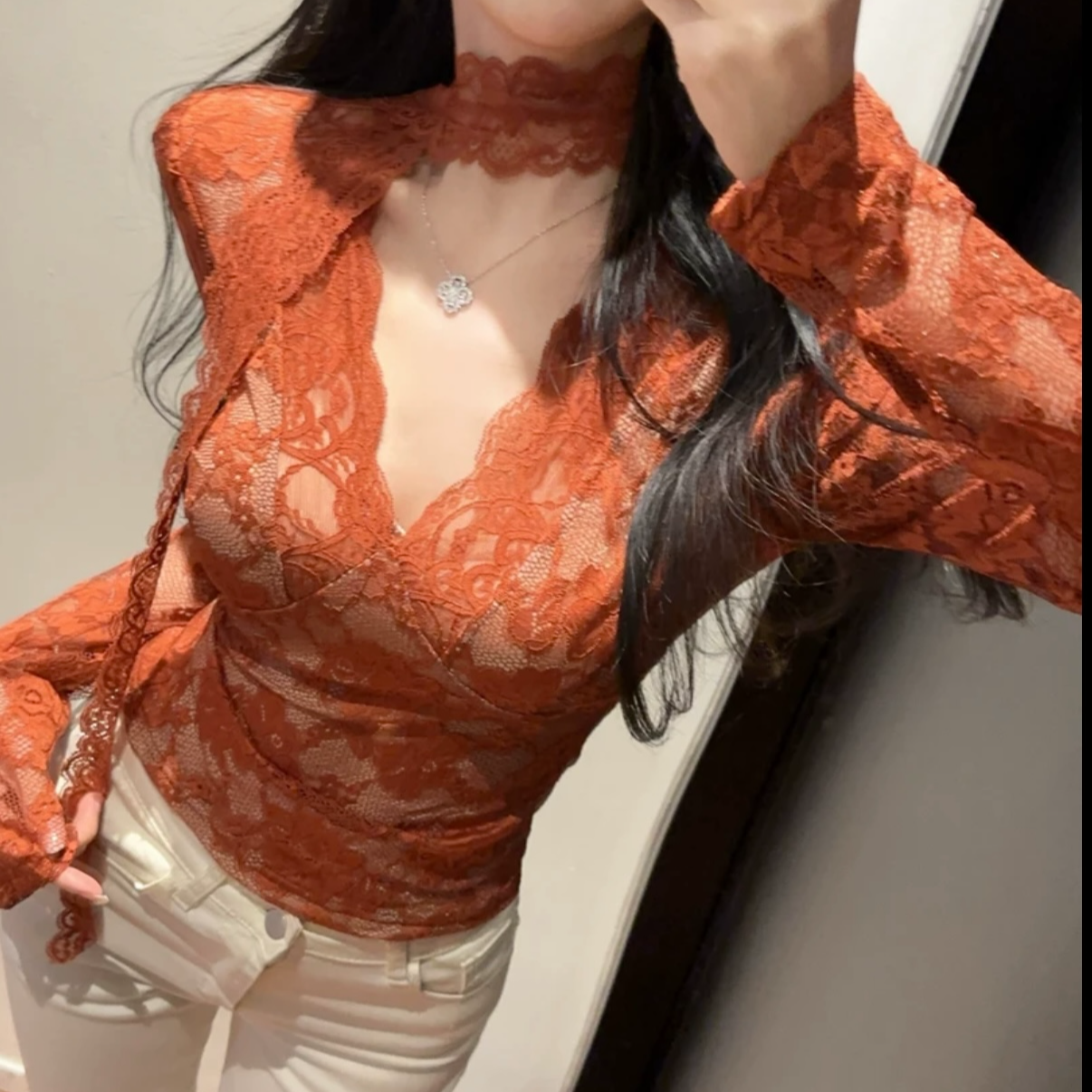 初春性感飘带v领蕾丝衫女别致修身显瘦长袖打底衫蕾丝内搭长袖