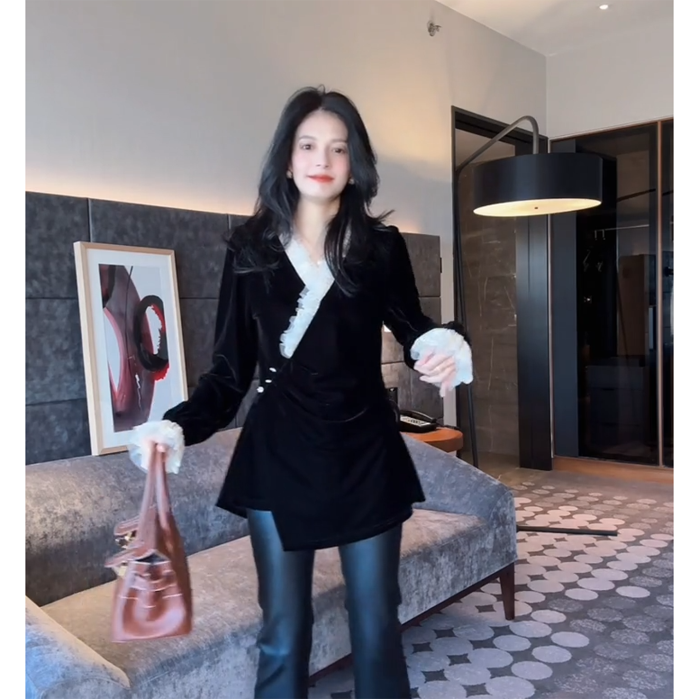 2025冬季新款法式蕾丝花边V领丝绒衬衫女设计感小众减龄黑色上衣