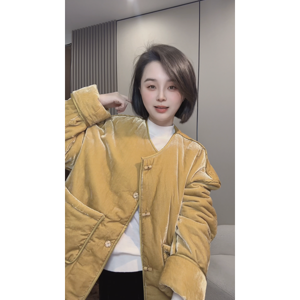 奕奕推荐《柔软时光》进口丝绒国风高级感重工圆领夹棉加厚外套女5