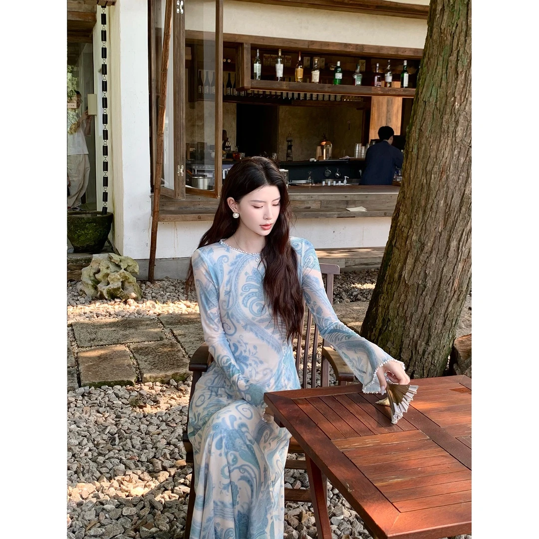 秋季新款时尚复古温柔休闲气质圆领印花显瘦收腰设计感小众连衣裙